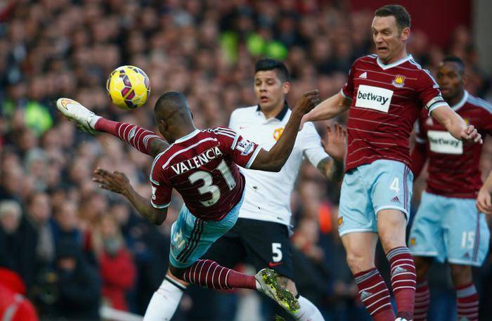 首钢“老队长”陈磊助阵民间篮球赛 与球员交流切磋